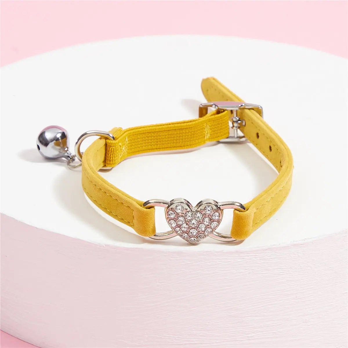 Velvet cat collar for cats with decorative bell