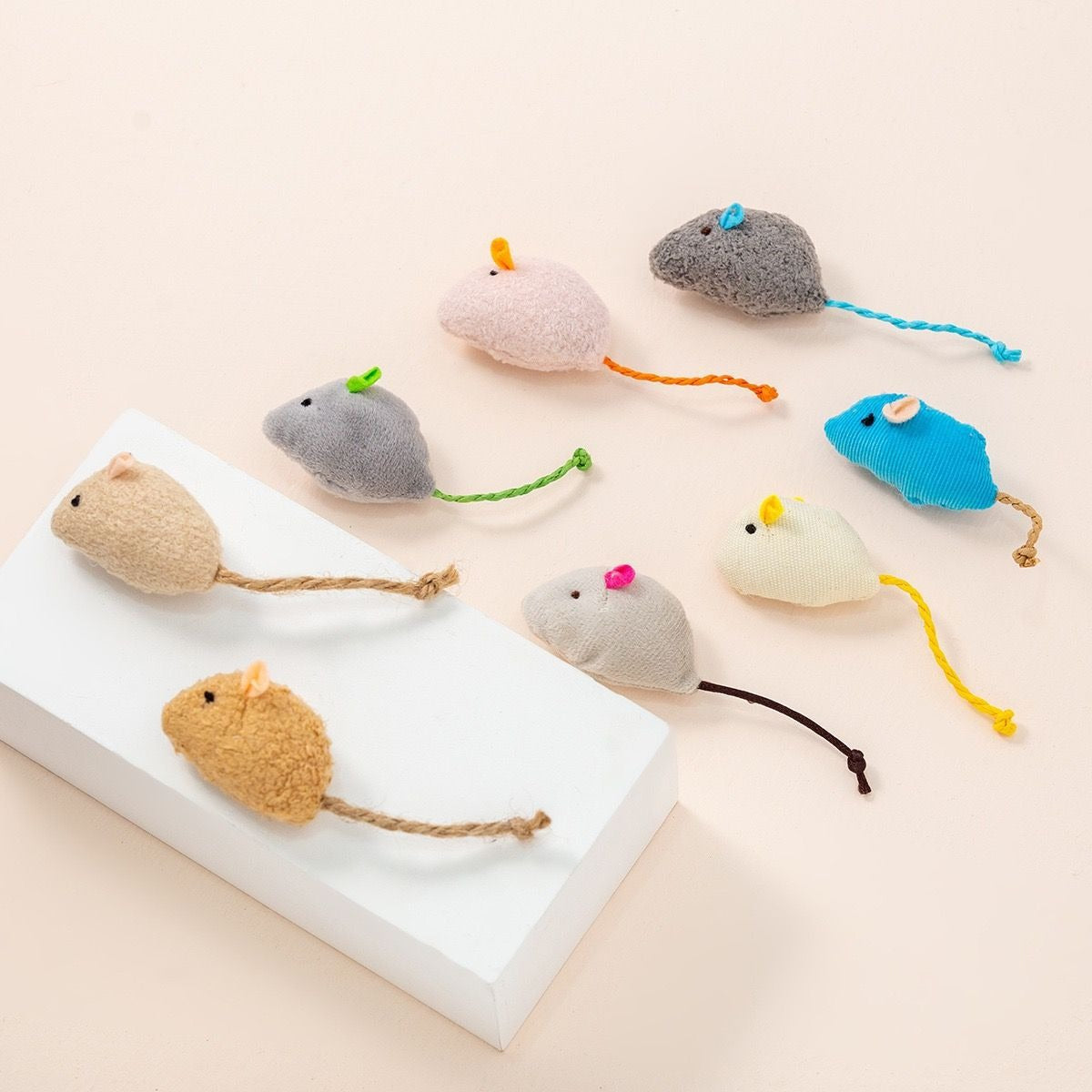 Cat toys, simulated plush mice, relieve boredom, interact with each other, and provide pet products eprolo